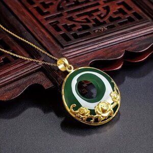 Necklace Green Temperament and Wealth Attracting Rose Safety Buckle Pendant